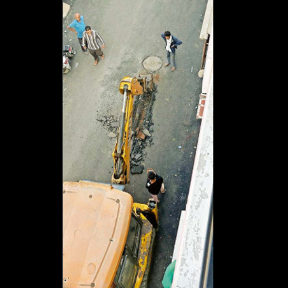 વેરાનાં નાણાંનો વેડફાટ: નવાયાર્ડમાં ડ્રેનેજથી પાણી ઘરમાં ઘૂસતાં 4 દિવસ પહેલાં બનાવેલો રોડ તોડ્યો.