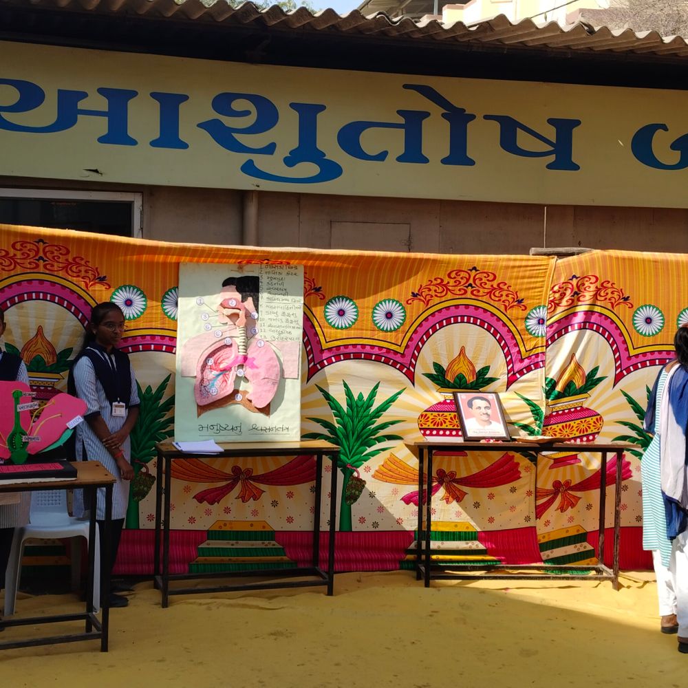 આશુતોષ વિધાલયમાં Science Exhibition: ટ્રસ્ટી બળદેવસિંહ ચુડાસમા અને મનીષા ચુડાસમા દ્વારા ઉદ્ઘાટન, વૈજ્ઞાનિક models રજૂ થયા.