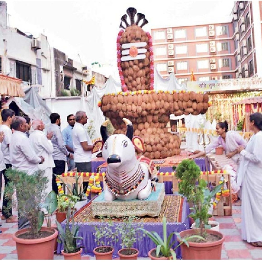 સરથાણામાં પ્રજાપિતા બ્રહ્માકુમારીએ 921 શ્રીફળથી શિવલિંગ બનાવ્યું; શિવરાત્રી મહોત્સવ 16મી સુધી દર્શન માટે ખુલ્લો રહેશે.