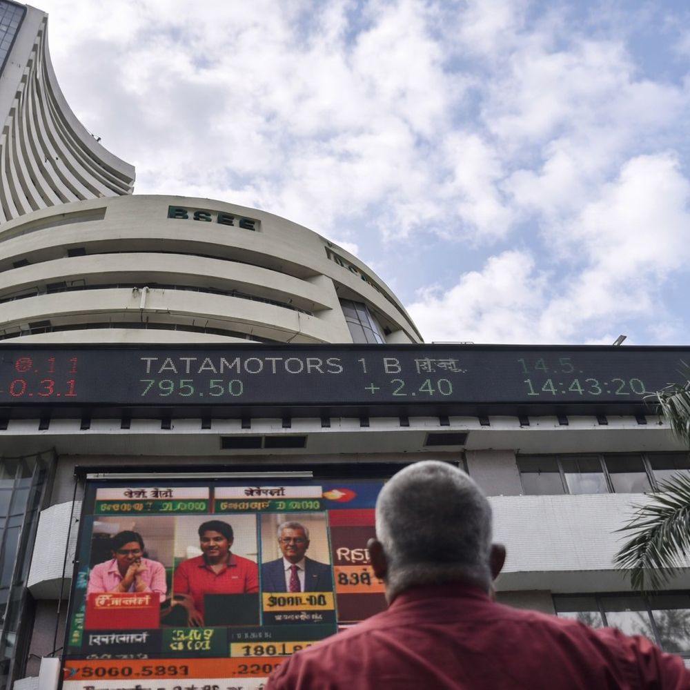 સેન્સેક્સ 350 પોઈન્ટ ઘટ્યો, 83,900 પર; IT અને ઓટો શેરોમાં વેચવાલી, જ્યારે દક્ષિણ કોરિયાના બજારમાં વધારો.