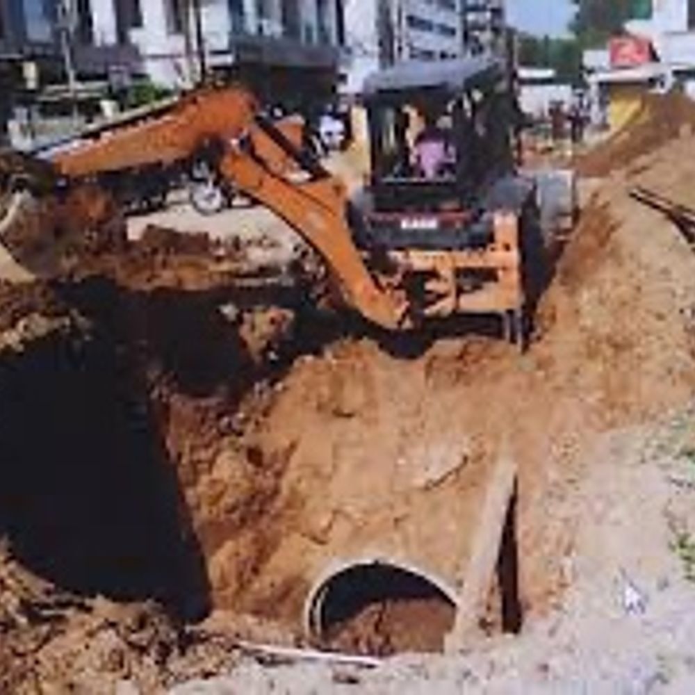 વડોદરામાં ડ્રેનેજ કામગીરીના કારણે રસ્તા બંધ: ગોત્રી રોડ અને કારેલીબાગમાં વૈકલ્પિક વ્યવસ્થા ગોઠવાઈ.