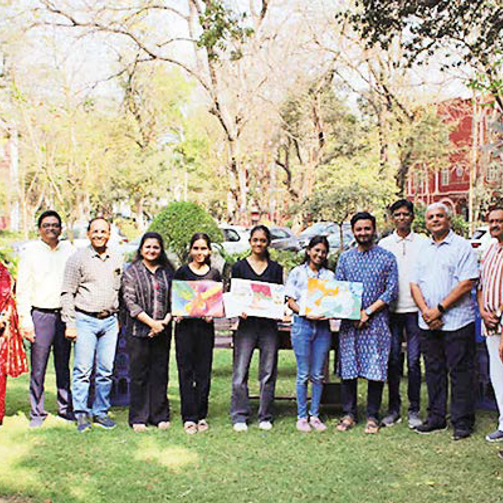 આંતર કોલેજ ચિત્રકલા સ્પર્ધા: સ્પર્ધકોએ કલાત્મક રંગપૂર્તિ કરી સર્જનાત્મકતા દર્શાવી.