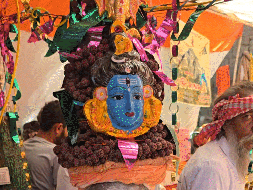 આ સાધુ કોણીથી શ્વાસ ખેંચી ચિલમ સળગાવે છે, 11000 રૂદ્રાક્ષનો મુગટ: ભવનાથ મેળામાં 3 યુનિક નાગા સાધુઓને મળો.