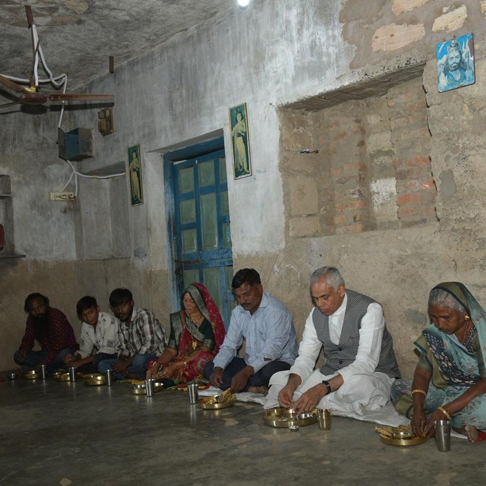 રાજ્યપાલ દેવવ્રતજીનું અનુસૂચિત જાતિના ઘરે ભોજન