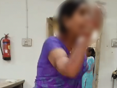 અજાણી મૂકબધિર, પ્રેગ્નન્ટ યુવતીનું આધારકાર્ડ બનાવતા અસલ ઓળખ થઈ: માતાને વિડીયો કોલમાં જોતાં આંખો છલકાઇ, 3 મહિના પહેલાં અમદાવાદ રેલવે સ્ટેશનથી મળી હતી.