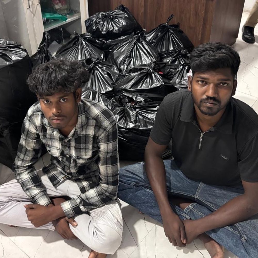 ખુલ્લી બોડીની ગાડીમાં દારૂ સપ્લાય: બુટલેગરોની હાઈટેક તરકીબથી પોલીસ ચોંકી; LCBએ દારૂ સાથે બે આરોપી પકડ્યા.",