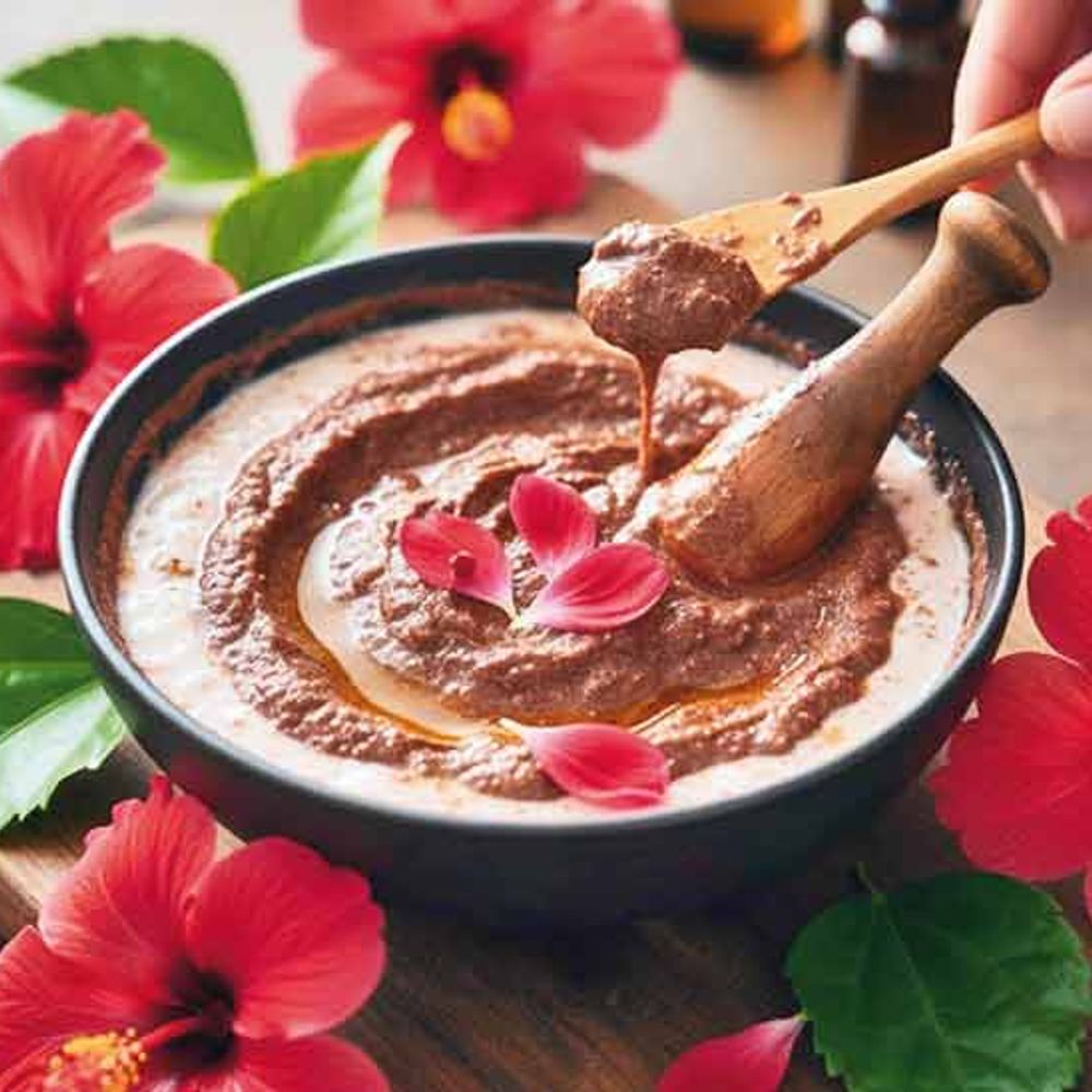 જાસુદના ફૂલનો માસ્ક: પાર્લર જેવા બાઉન્સી વાળ માટે ઘરેલું ઉપચાર, ડેમેજ ઘટાડે અને કુદરતી ચમક આપે છે.