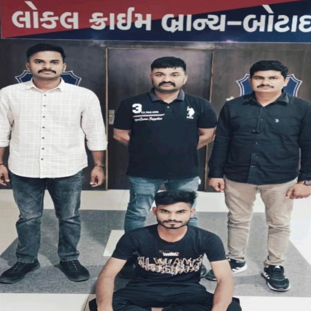 ગુજસીટોકનો ફરાર આરોપી ઝડપાયો: બોટાદ LCBએ સબિહા હોસ્પિટલ પાસેથી આરોપી જાવેદ ઉર્ફે ટકો ડોનને પકડ્યો.