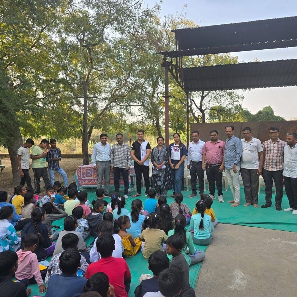 જૈન સ્મશાન ભૂમિમાં 95 બાળકોને શૈક્ષણિક કિટ અપાઈ, ધર્મેશ પટવા દ્વારા માતાની સ્મૃતિમાં વિતરણ.