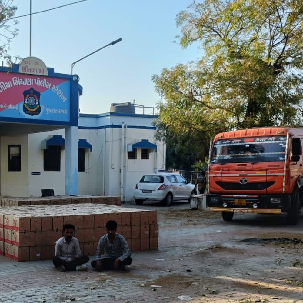 માળીયા પાસે SMCએ 1.38 કરોડનો દારૂ પકડ્યો, 19,068 બોટલ સાથે ટ્રક જપ્ત, 2 પકડાયા, 9 સામે ગુનો.