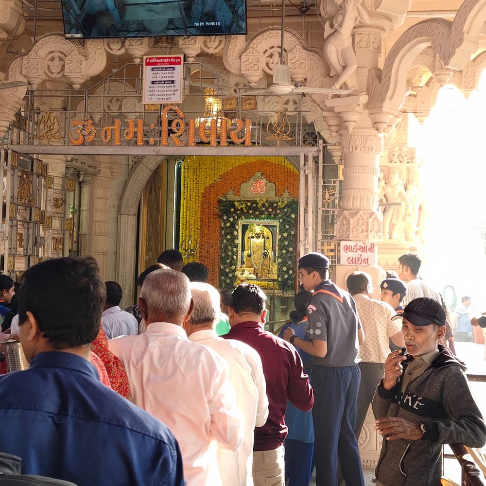 વડોદરાના શિવાલયો 'બમ બમ ભોલે'ના નાદથી ગુંજી ઉઠ્યા: મહાશિવરાત્રી પર્વે ભક્તોની ભારે ભીડ, દર્શન માટે લાઈનો લાગી.