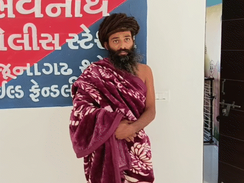 માથાફરેલ નાગા સાધુ શિવગીરીને હાઈકોર્ટથી રાહત નહીં, શિવરાત્રિએ જુનાગઢમાં પ્રવેશબંધી, 6 ગુના નોંધાતા તડીપાર.