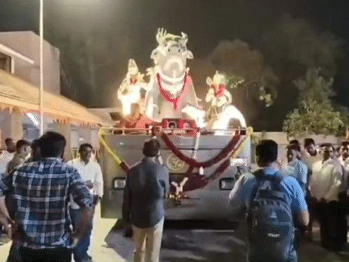 ‘શિવજી કી સવારી’ રથ ઋણમુક્તેશ્વર મંદિરે પહોંચ્યો; મહિલાઓએ તલવારબાજીથી પ્રસ્થાન કરાવ્યું, હર હર મહાદેવના નાદથી ગુંજી ઉઠ્યું.",