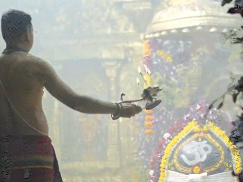 સોમનાથમાં ભક્તોની ભારે ભીડ, ભગવાન શિવને લવંડર ફૂલોથી શણગાર, 'હર હર મહાદેવ'ના નાદથી વાતાવરણ ગુંજી ઉઠ્યું.