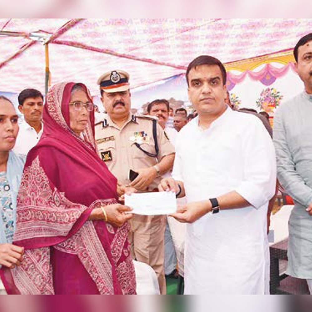 શહીદ વંદના: દેવગાણામાં શહીદના પરિવારને ₹1 કરોડનો ચેક અર્પણ.