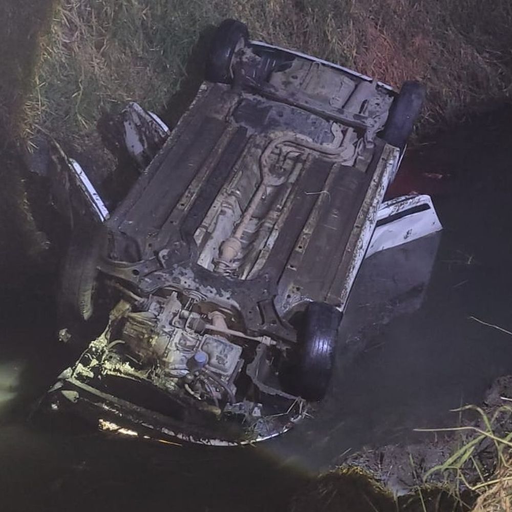 સુરતમાં કાર નેહરમાં ખાબકતા પરિવારનો ચમત્કારિક બચાવ: દાંડી રોડ પર બેલેન્સ ગુમાવતા સર્જાયો અકસ્માત, લોકોએ દંપતિ અને તેમના પુત્રોને બચાવ્યા.