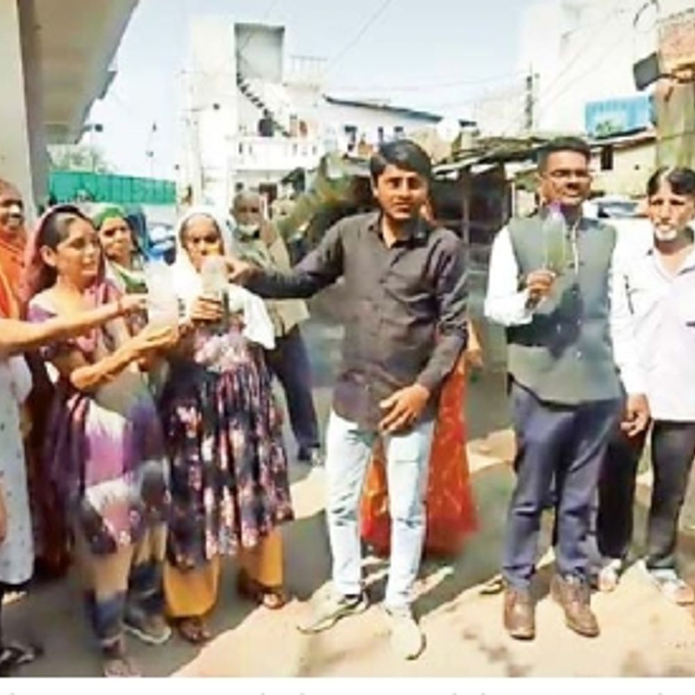 તાંદલજામાં ગંદા પાણીની સમસ્યાથી ત્રાહિમામ મહિલાઓનું બોટલો સાથે વિરોધ પ્રદર્શન, નવી લાઈનની માંગણી.