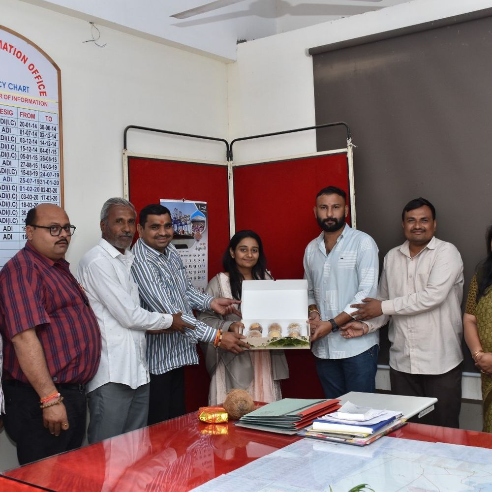 બોટાદ માહિતી કચેરીમાં રિદ્ધિબેનનું સ્વાગત અને હેમાલીબેનને વિદાયમાન અપાયું.