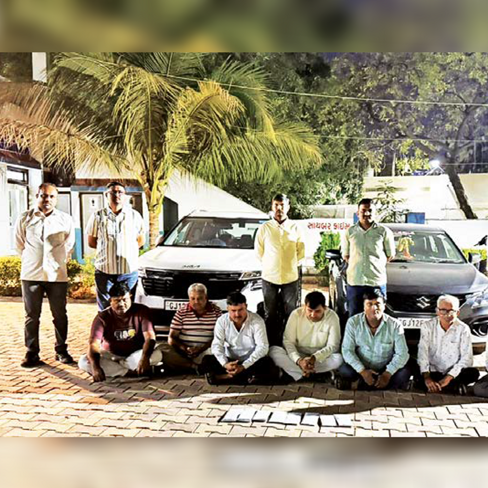 જુગારીઓ ઝડપાયા: માધાપરમાં જુગાર રમતાં 7 પકડાયા, સંચાલક સહિત 2 ફરાર, પોલીસે કાર્યવાહી કરી.