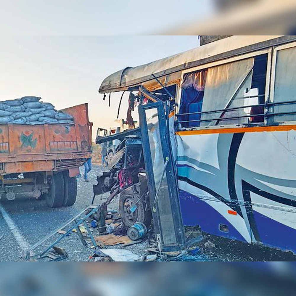 કચ્છમાં ગમખ્વાર અકસ્માતો: ત્રણ જીવલેણ અકસ્માતોમાં અનેક લોકોના મૃત્યુ, પરિવારો શોકમાં; તપાસ શરૂ.