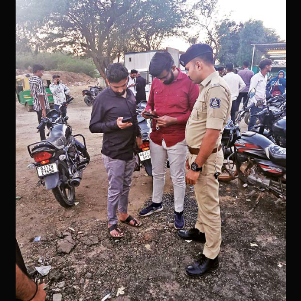 શેખપીર નજીક ઝુંબેશ: બ્લેક ફિલ્મ ઉતારી, 9 વાહનો ડિટેઈન કરાયા, ટ્રાફિક નિયમોનું ઉલ્લંઘન કરનારાઓ સામે કાર્યવાહી.