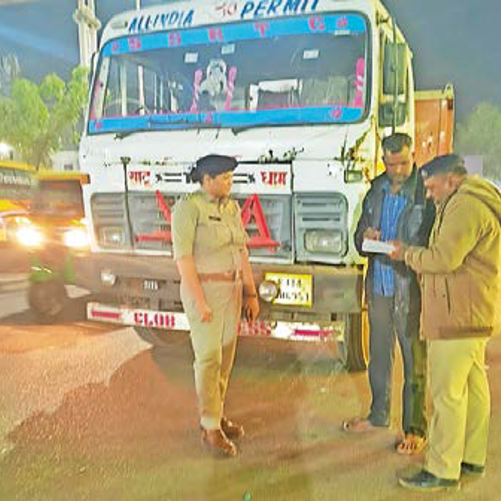 સ્ટેટ ટ્રાફિક બ્રાંચનું રીસર્ચ: ચાલુ વાહને ફોન વાપરતા યુવાનની પ્રતિક્રિયા 85 વર્ષના વૃદ્ધ જેટલી: Traffic નિયમોનું પાલન જરૂરી.",