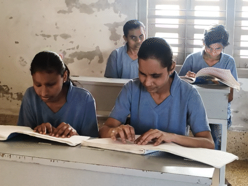 પ્રજ્ઞાચક્ષુ બહેનોની બોર્ડ પરીક્ષા માટે સખત મહેનત: નાનપણમાં દ્રષ્ટિ ગુમાવી, છતાં પ્રોફેસર બનવાનું સ્વપ્ન.