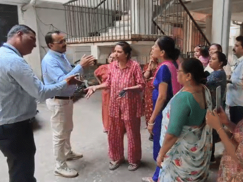 મંજૂરી વગર સ્માર્ટ વીજ મીટર બદલતા DGVCL સામે મહિલાઓનો રોષ અને તકરાર.