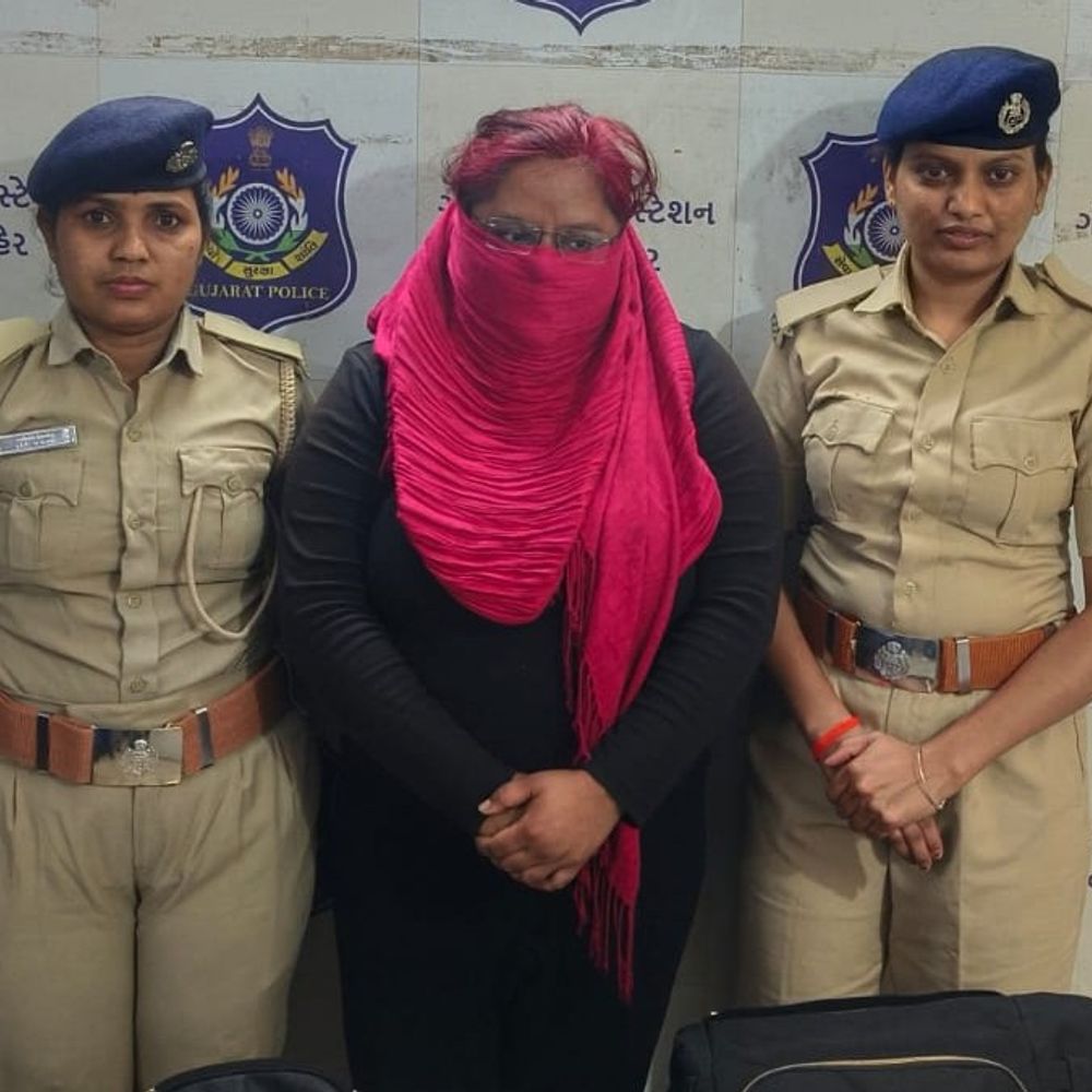 રાજકોટ, દિલ્હી ચોરીનો ભેદ ઉકેલાયો; વડોદરા GMERS હોસ્ટેલમાં રેકી કરતી મહિલા ઝડપાઈ, ₹2 લાખના દાગીના જપ્ત.