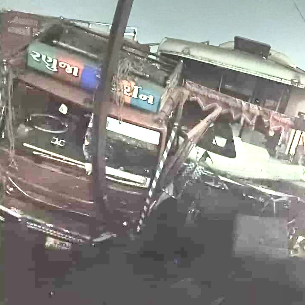 દહેજ SEZ-1 નજીક બસ-ટેમ્પો અકસ્માતમાં GFL-1 કંપનીના કામદારો ઈજાગ્રસ્ત, મધરાતે અકસ્માત સર્જાતા દોડધામ મચી ગઇ.