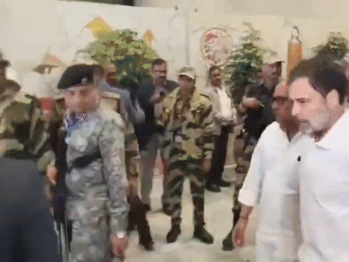 રાહુલ ગાંધી લખનઉથી સુલતાનપુર રવાના, કોર્ટ બહાર સત્યમેવ જયતેના પોસ્ટર, શાહ માનહાનિ કેસમાં હાજરી.