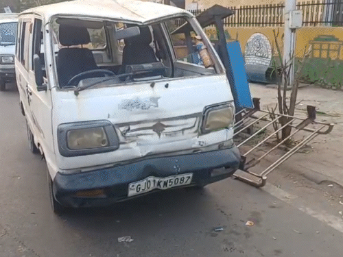 દિવાન બલ્લુભાઈ સ્કૂલની વાન BRTS રેલિંગને અથડાઈ, કોઈને ઈજા નહીં