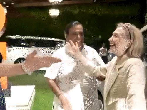 નીતા અંબાણી હિલેરી ક્લિન્ટનને મળ્યા; 'અતિથિ દેવો ભવ' કહીને એન્ટિલિયામાં શાહી સ્વાગત, મુકેશ-ઈશા સાથે ખાસ કેમિસ્ટ્રી જોવા મળી.