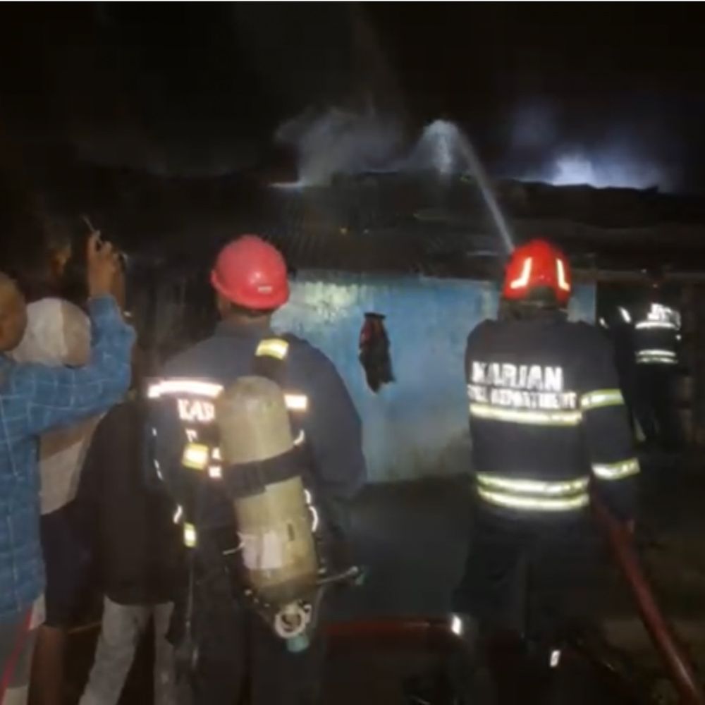 કરજણના ચોરભુજ ગામમાં એકબાદ એક 3 મકાનમાં ભીષણ આગ:ઘરનો તમામ સામાન બળીને ખાખ, એક કલાકે કરજણ ફાયરે કાબૂ મેળવ્યો