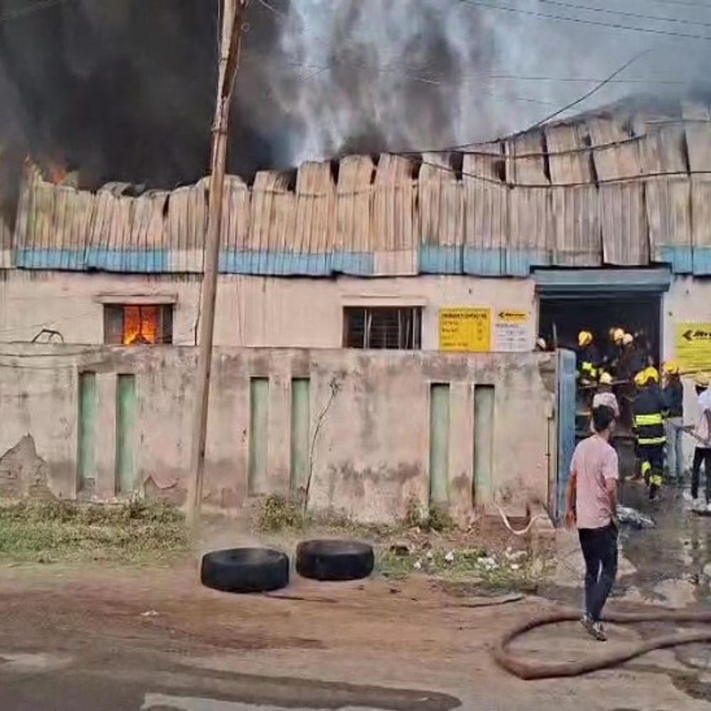 ચિત્રા GIDCમાં જે.કે. ટાયર્સના ગોડાઉનમાં ભીષણ આગ:4 થી 5 ફાયર ફાઈટરો દ્વારા આગ ઓલવવા ભારે જહેમત