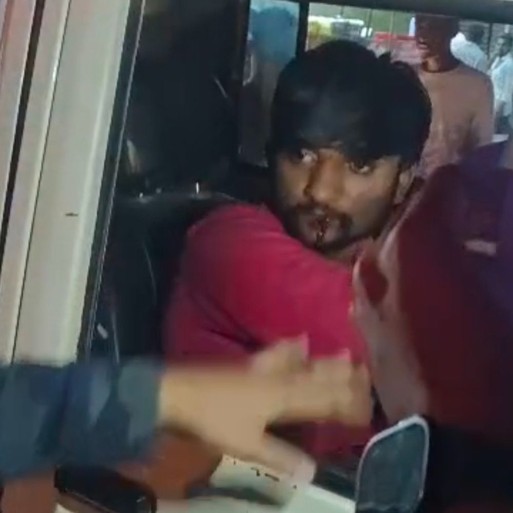 'અરે આ તો ફૂલ પીધેલો છે! પોલીસને બોલાવો': દારૂ પીને કાર ચલાવતા ચાલકે વડોદરામાં અકસ્માત સર્જ્યો, જેમાં એક યુવક બચી ગયો.