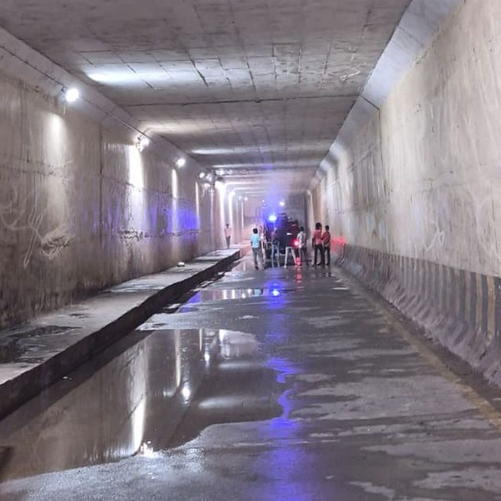 હિંમતનગર આંબાવાડી અન્ડરપાસની રાત્રિ સફાઈ: ફાયર વિભાગે પાણીથી મુખ્ય માર્ગને ગંદકીમુક્ત કર્યો.