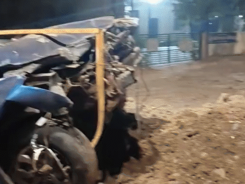 વડોદરા: નબીરાએ નશામાં અકસ્માત સર્જી 'રક્ષિતકાંડ' જેવી ઘટના કરી, શાકભાજીની લારી ઉડાવી, કાર ખાડામાં લટકી.