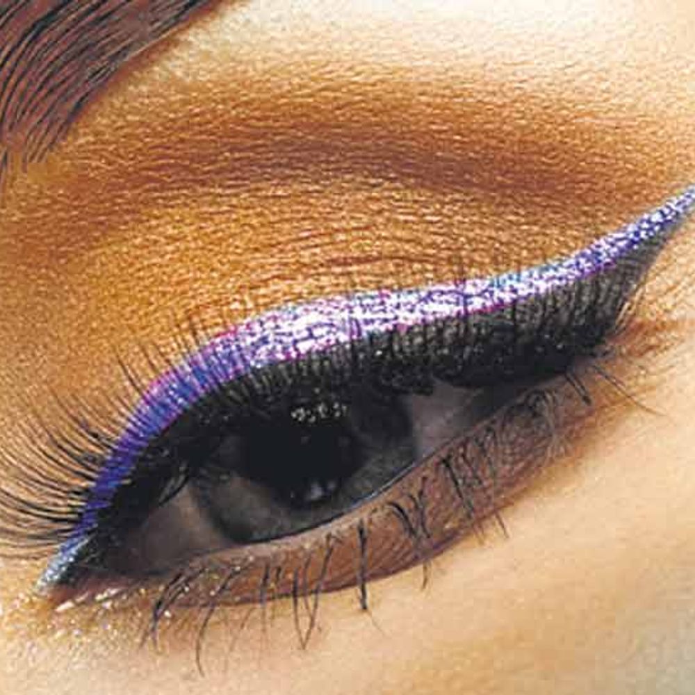 ગ્લેમરસ હોલોગ્રાફિક આઈ લાઇનર ટ્રેન્ડ