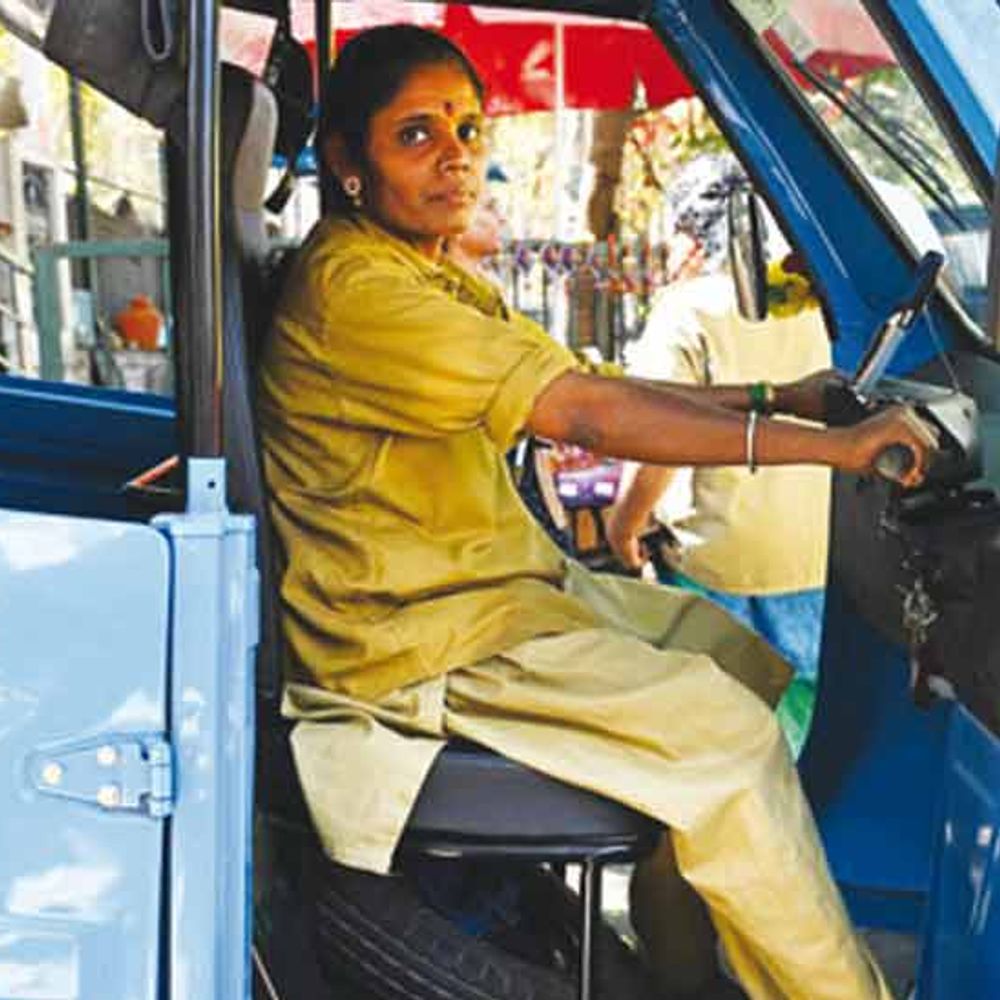 મહિલાઓ દ્વારા મહિલાઓ માટે 'સખી' ઓટો સેવા, દાદીને ગોલ્ડ મેડલ, ઓનલાઈન શિક્ષણ, નાઇટ શિફ્ટ, નેશનલ જીઓ એવોર્ડ અને AI સહાય.