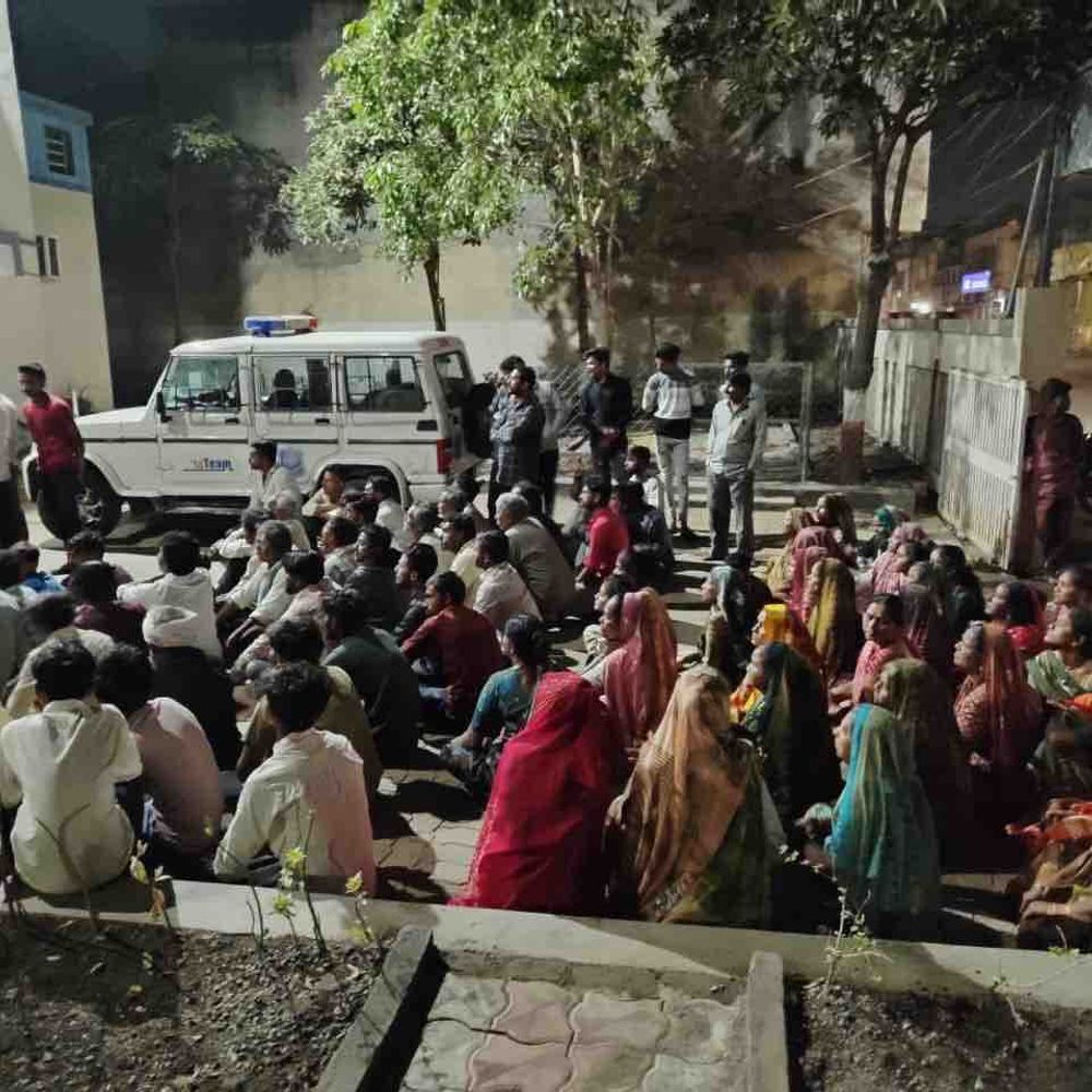 સાવરકુંડલાના દેતડમાં દારૂબંધીની માંગ સાથે ગ્રામજનોનો પોલીસ સ્ટેશને ઘેરાવ અને મહિલાઓની ઉગ્ર રજૂઆત.