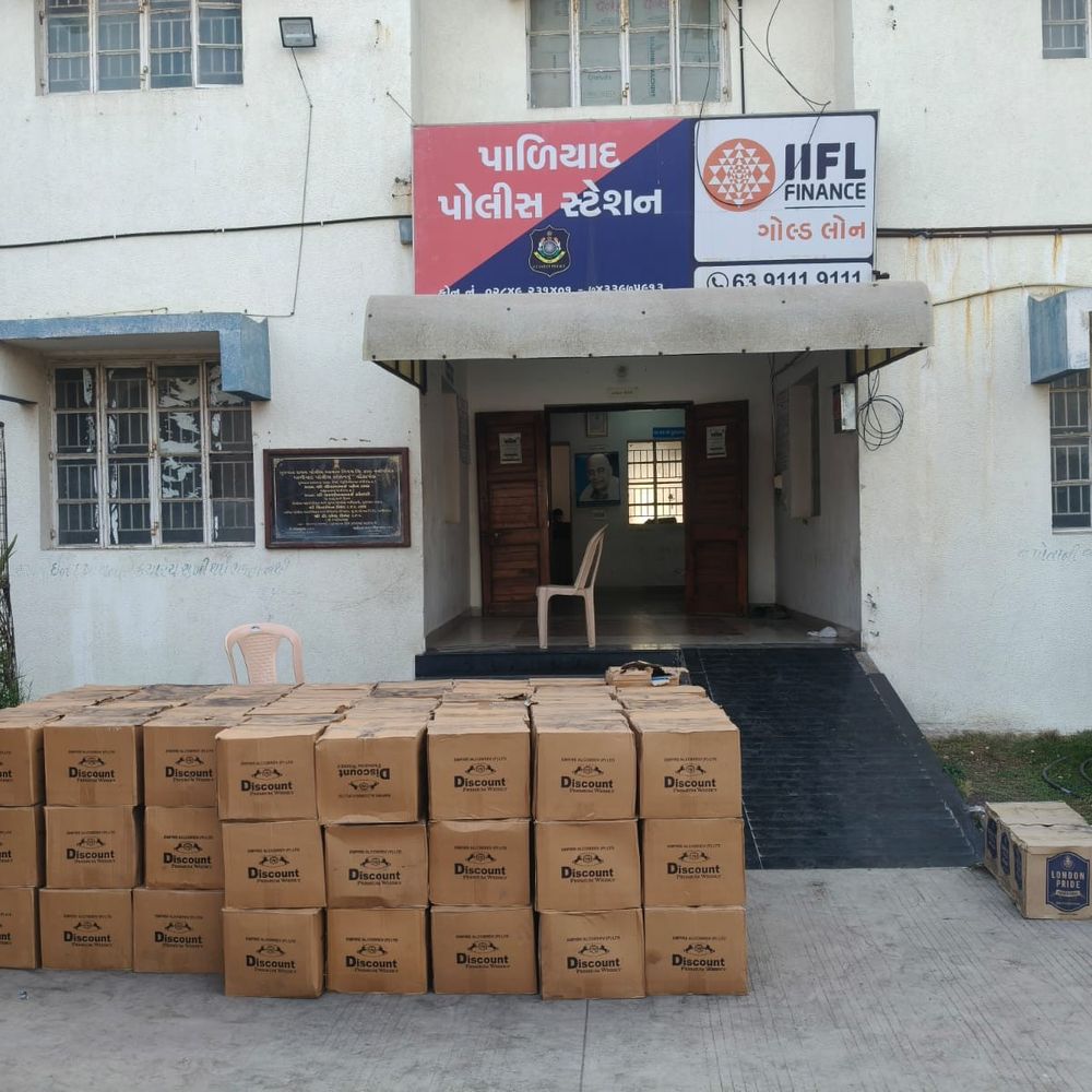 બોટાદમાં SMCનો દરોડો: રતનપર પાસે લાખોનો વિદેશી દારૂ ભરેલો ટ્રક ઝડપાયો, ગણતરી ચાલુ.