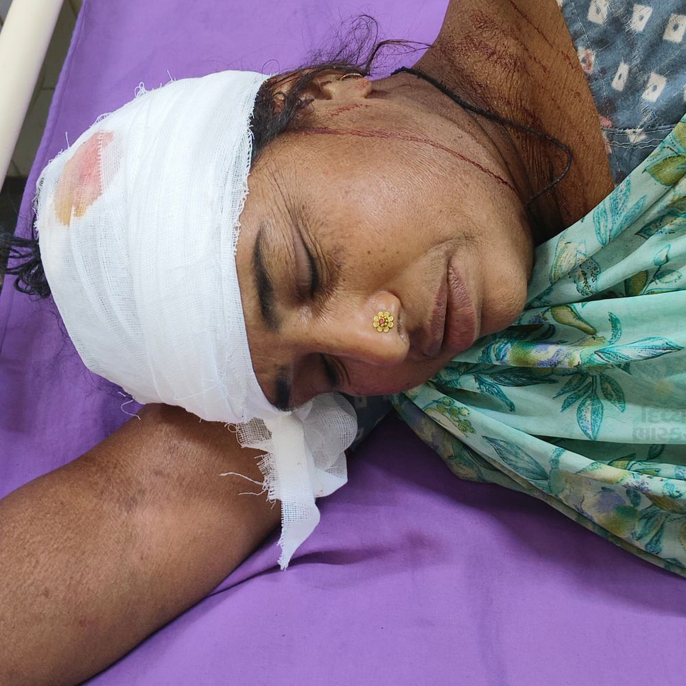 બાઇકચાલકે મહિલાને ટક્કર મારી, દારૂની બોટલ સાથે બાઇક મૂકી ચાલક ફરાર.