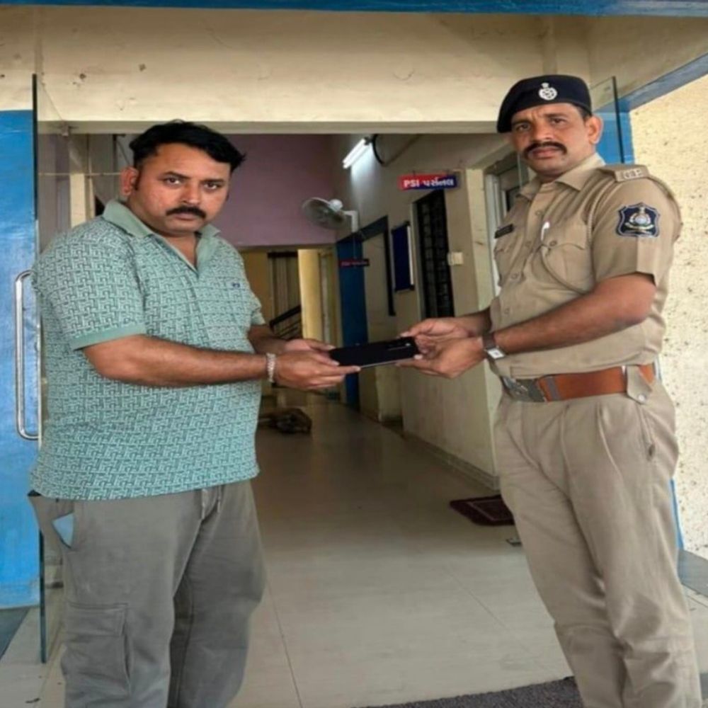 ઝઘડિયા GIDC પોલીસે CEIR પોર્ટલથી ગુમ થયેલા બે મોબાઇલ શોધી માલિકોને પરત કર્યા.