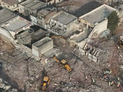 જંગલેશ્વરમાં ડિમોલિશનનો બીજો દિવસ: 300 પ્રોપર્ટી જમીનદોસ્ત, JCB-હિટાચી મશીનથી કામગીરી અને SAF જવાનોનું પેટ્રોલિંગ.