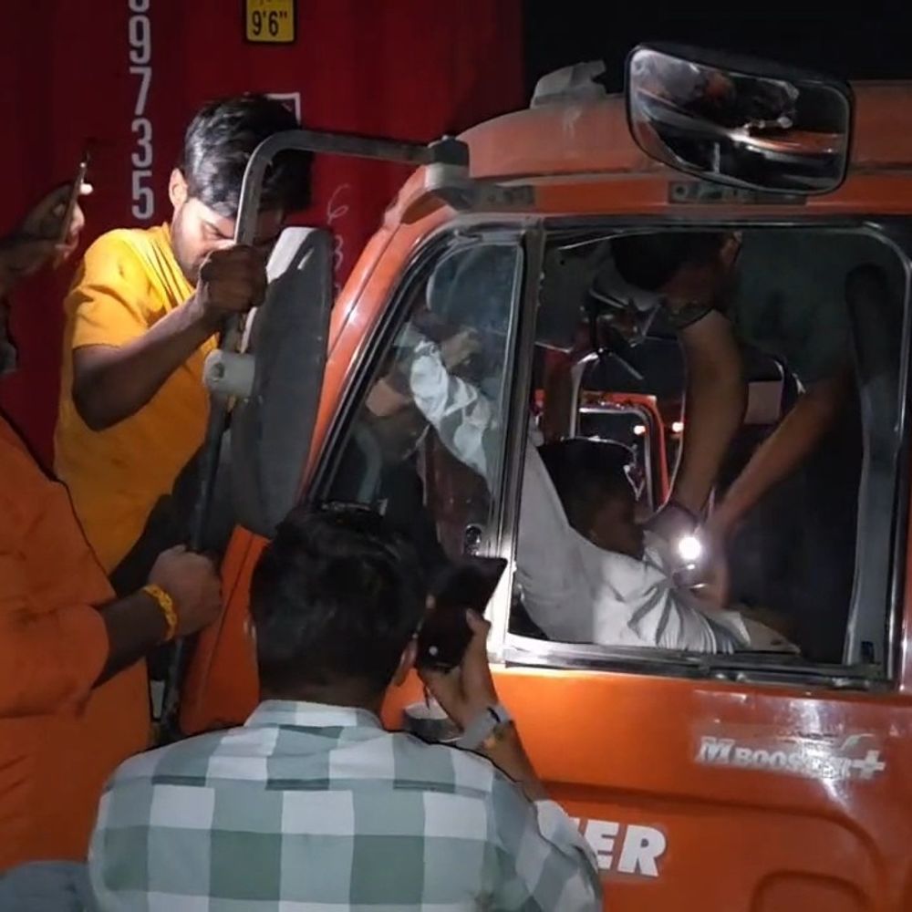 ભરૂચ નજીક ઝાડેશ્વર ઓવરબ્રિજ પર કન્ટેનર પાછળ ટેમ્પો ઘૂસ્યો, ચાલક ફસાયો, ફાયર બ્રિગેડે રેસ્ક્યૂ કર્યું.