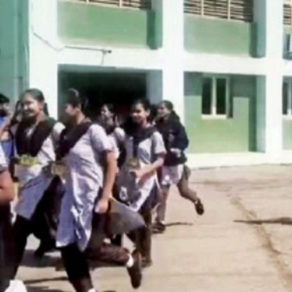 બોંબની અફવાઓ વચ્ચે મોકડ્રીલ: ભરૂચની શાળાઓમાં સવારે 11 વાગ્યે બેલ વાગ્યો, બાળકો દોડીને મેદાનમાં ભેગા થયા.