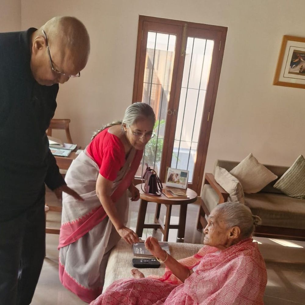 ડૉ. જયનારાયણ વ્યાસની ડૉ. વિમલાબેન લાલભાઈ સાથે ગાંધીજીના વિચારો અને મૂલ્યો પર અતુલમાં મુલાકાત.