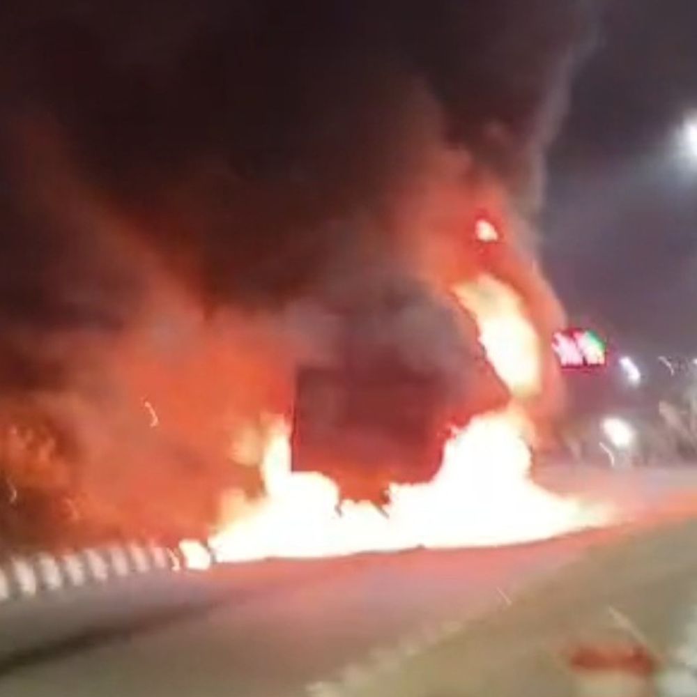 શામળાજી પાસે રતનપુરમાં ટ્રકમાં આગ લાગતા માલસામાન ખાખ, ડ્રાઈવરનો બચાવ.