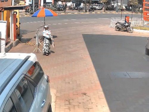 વડોદરામાં બેફામ બાઈક સ્પીડથી યુવકનું મોત, CCTV ફૂટેજ આવ્યા સામે